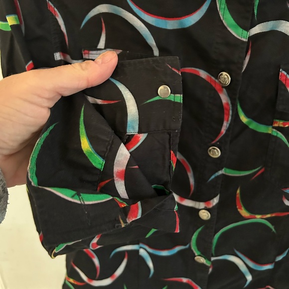 VINTAGE VERSACE JEANS SIGNATURE BUTTON UP SHIRT, LIKELY FROM THE 80s, SIZE SMALL - Picture 4 of 9